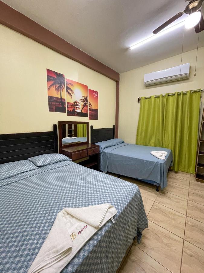B Aparts Hotel Coxen Hole Exterior photo