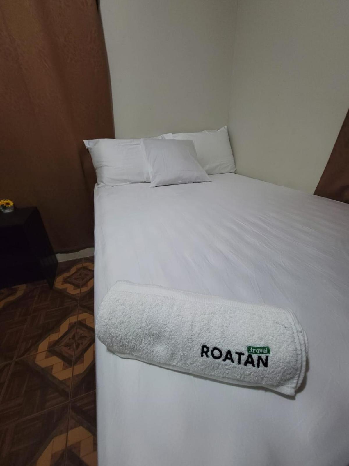 B Aparts Hotel Coxen Hole Exterior photo